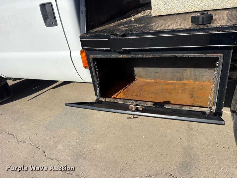 image for item ET2263 2006 Ford F550 Super Duty flatbed truck