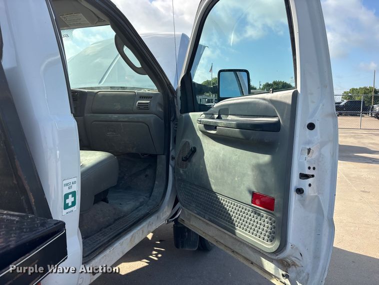 image for item ET2263 2006 Ford F550 Super Duty flatbed truck