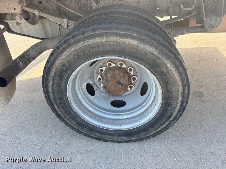 image for item ET2263 2006 Ford F550 Super Duty flatbed truck