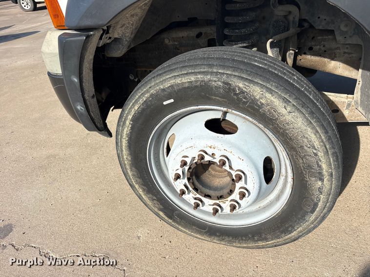 image for item ET2263 2006 Ford F550 Super Duty flatbed truck