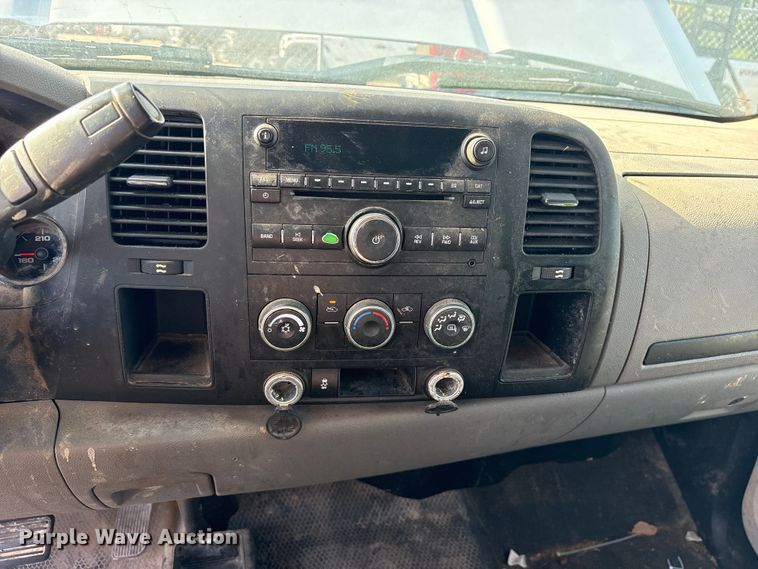 image for item ET2264 2013 Chevrolet Silverado 1500 Crew Cab pickup truck