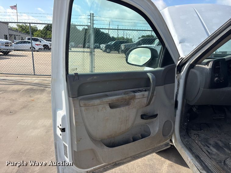 image for item ET2264 2013 Chevrolet Silverado 1500 Crew Cab pickup truck