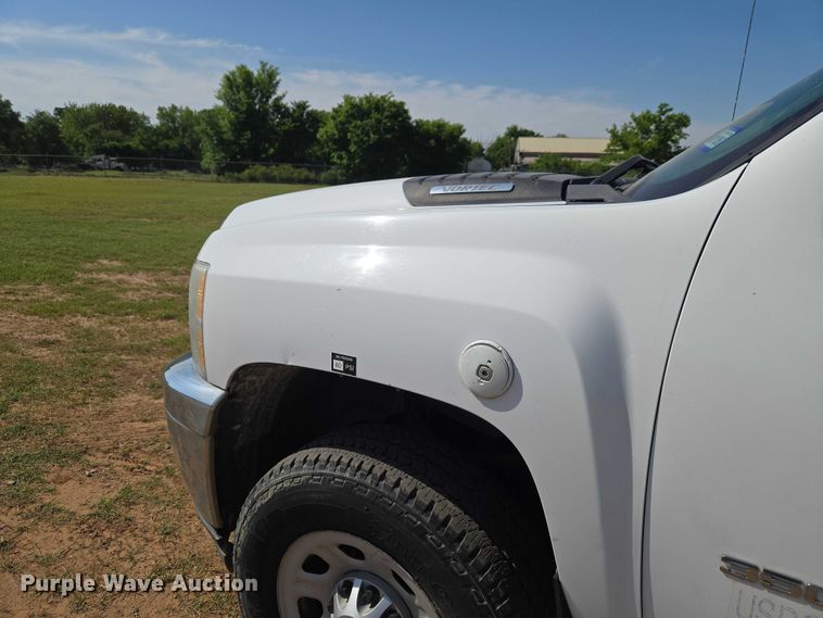 image for item ET5029 2012 Chevrolet Silverado 3500HD utility bed pickup truck