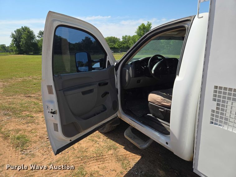 image for item ET5029 2012 Chevrolet Silverado 3500HD utility bed pickup truck