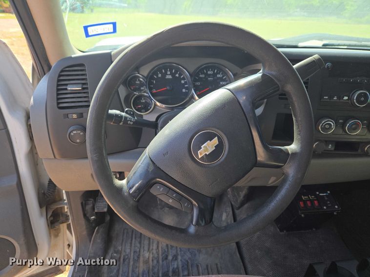 image for item ET5029 2012 Chevrolet Silverado 3500HD utility bed pickup truck