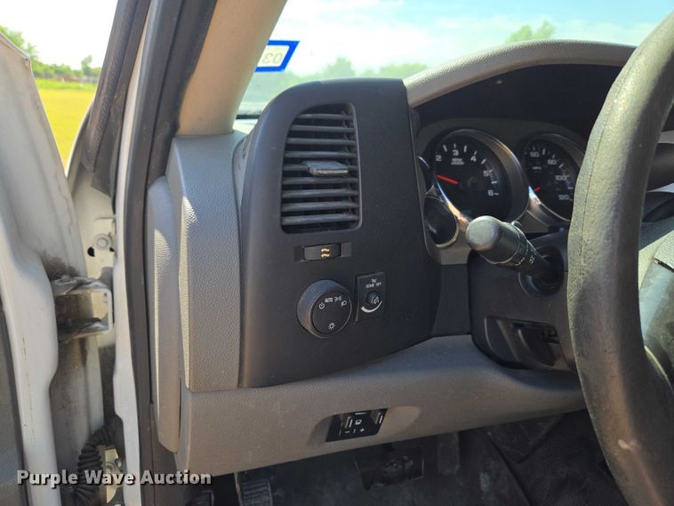 image for item ET5029 2012 Chevrolet Silverado 3500HD utility bed pickup truck
