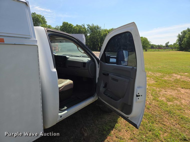 image for item ET5029 2012 Chevrolet Silverado 3500HD utility bed pickup truck