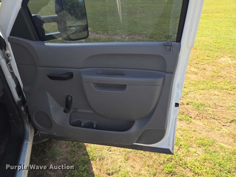 image for item ET5029 2012 Chevrolet Silverado 3500HD utility bed pickup truck