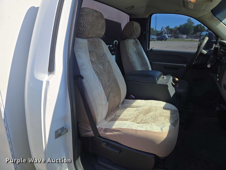 image for item ET5029 2012 Chevrolet Silverado 3500HD utility bed pickup truck
