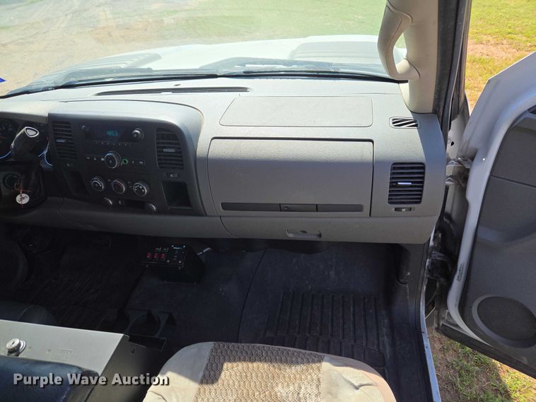 image for item ET5029 2012 Chevrolet Silverado 3500HD utility bed pickup truck