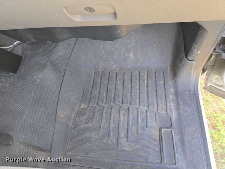 image for item ET5029 2012 Chevrolet Silverado 3500HD utility bed pickup truck