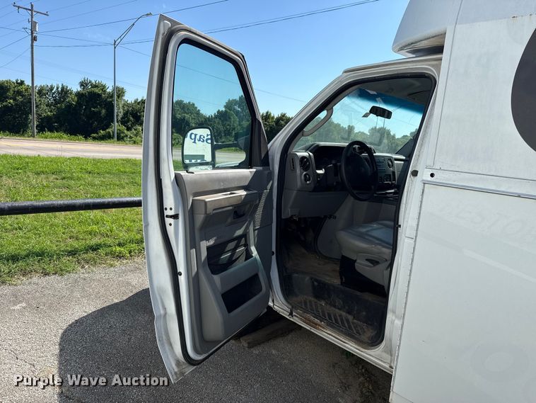 image for item ET6343 2010 Ford E350 Super Duty utility van