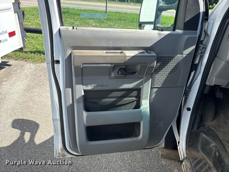 image for item ET6343 2010 Ford E350 Super Duty utility van
