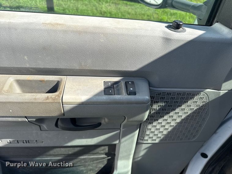 image for item ET6343 2010 Ford E350 Super Duty utility van