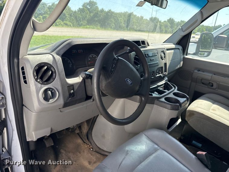 image for item ET6343 2010 Ford E350 Super Duty utility van