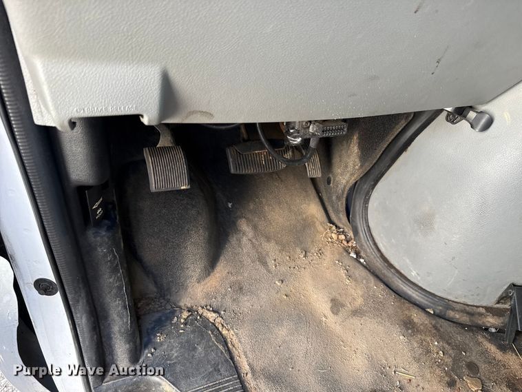image for item ET6343 2010 Ford E350 Super Duty utility van