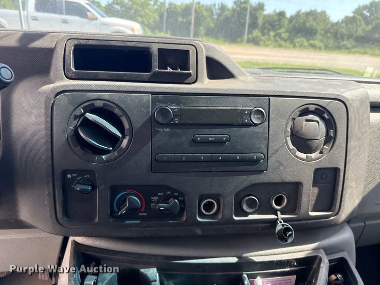 image for item ET6343 2010 Ford E350 Super Duty utility van
