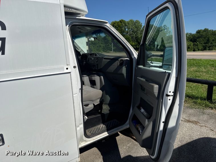 image for item ET6343 2010 Ford E350 Super Duty utility van