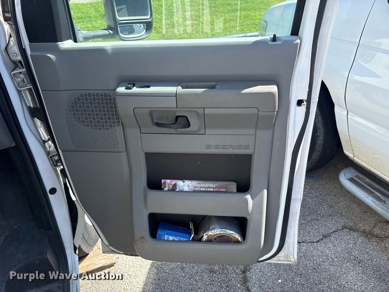 image for item ET6343 2010 Ford E350 Super Duty utility van