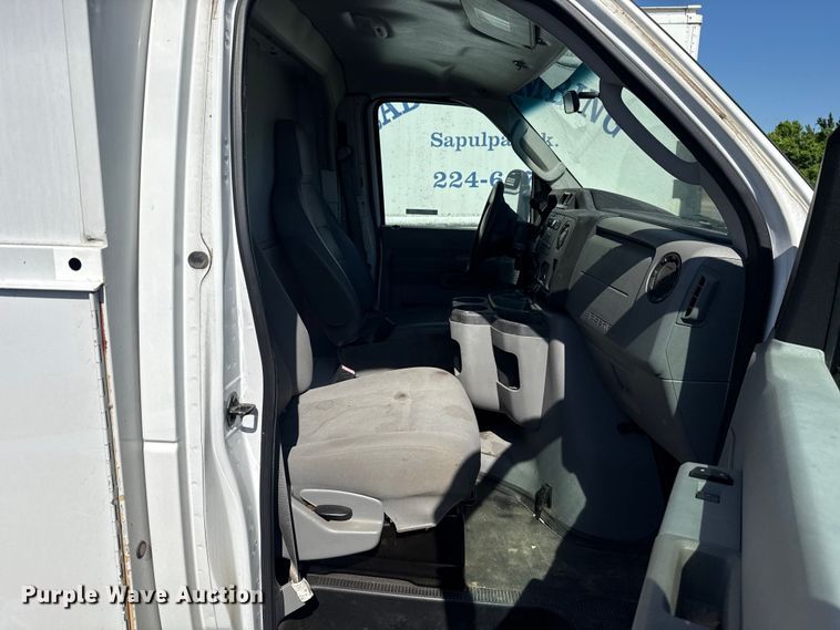 image for item ET6343 2010 Ford E350 Super Duty utility van
