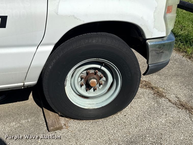 image for item ET6343 2010 Ford E350 Super Duty utility van