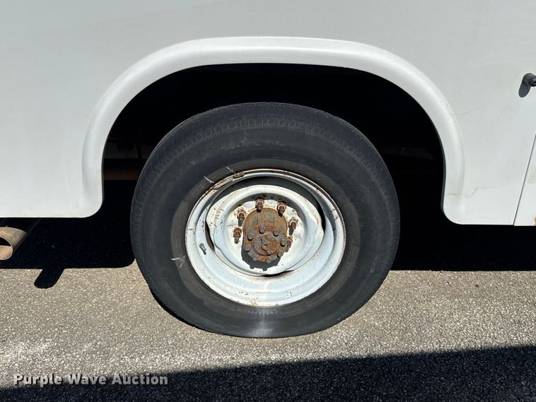 image for item ET6343 2010 Ford E350 Super Duty utility van