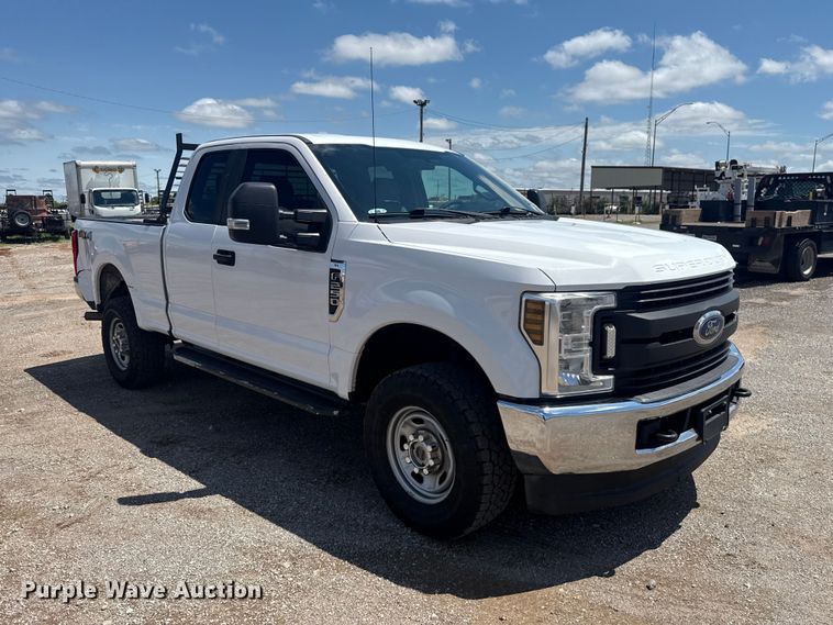 image for item ET6372 2019 Ford F250 Super Duty Ext. Cab pickup truck
