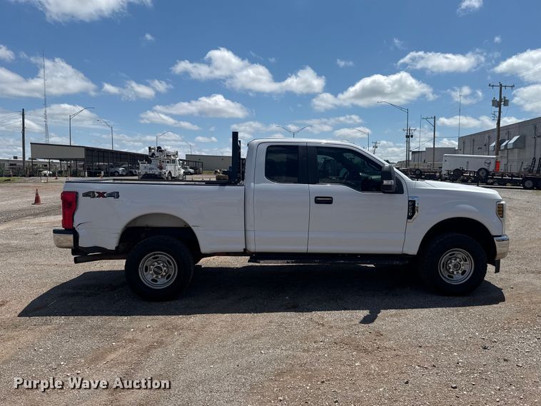 image for item ET6372 2019 Ford F250 Super Duty Ext. Cab pickup truck