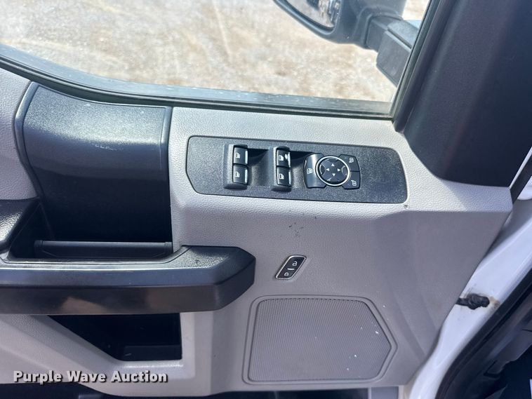 image for item ET6372 2019 Ford F250 Super Duty Ext. Cab pickup truck