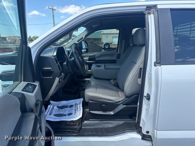 image for item ET6372 2019 Ford F250 Super Duty Ext. Cab pickup truck