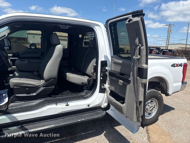 image for item ET6372 2019 Ford F250 Super Duty Ext. Cab pickup truck