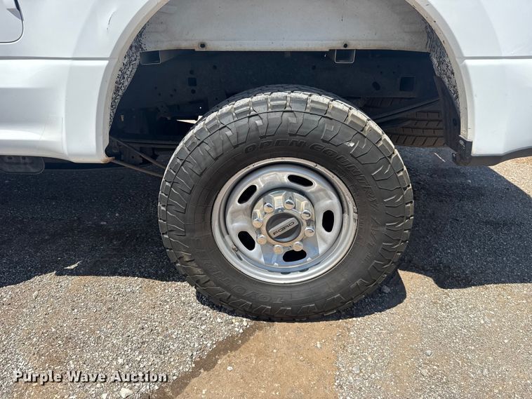 image for item ET6372 2019 Ford F250 Super Duty Ext. Cab pickup truck