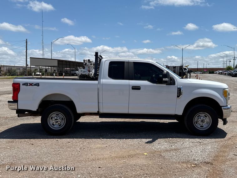 image for item ET6373 2017 Ford F250 Super Duty Ext. Cab pickup truck