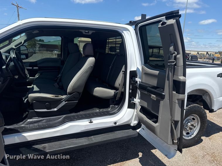 image for item ET6373 2017 Ford F250 Super Duty Ext. Cab pickup truck
