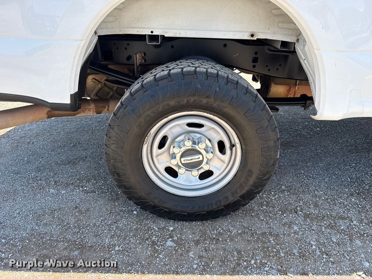 image for item ET6373 2017 Ford F250 Super Duty Ext. Cab pickup truck