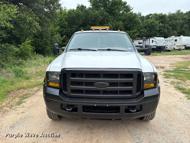 image for item ET6375 2005 Ford F450 Super Duty flatbed truck