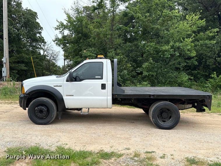 image for item ET6375 2005 Ford F450 Super Duty flatbed truck