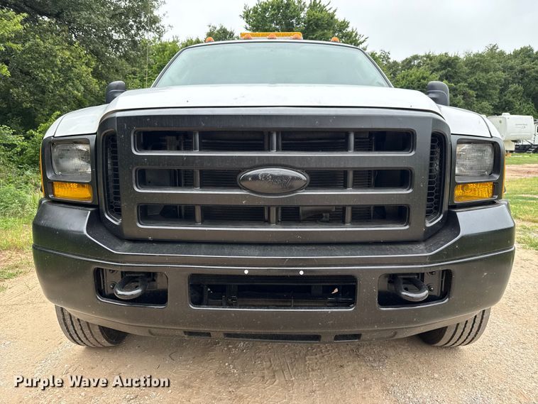 image for item ET6375 2005 Ford F450 Super Duty flatbed truck
