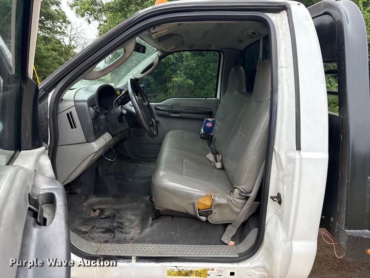 image for item ET6375 2005 Ford F450 Super Duty flatbed truck