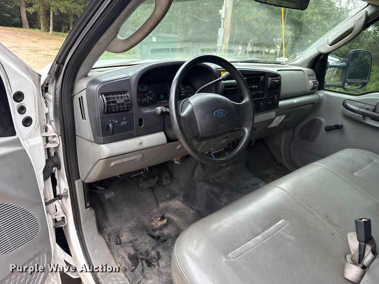image for item ET6375 2005 Ford F450 Super Duty flatbed truck