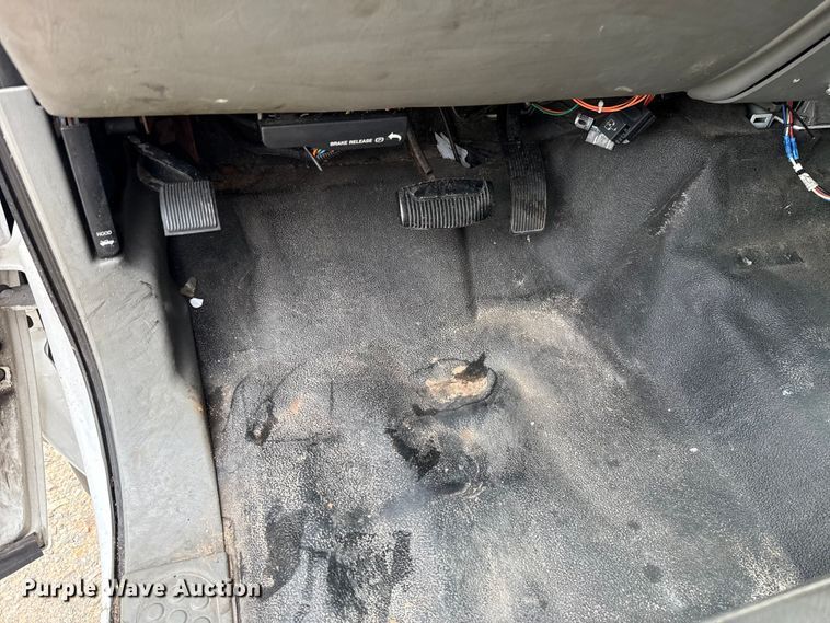 image for item ET6375 2005 Ford F450 Super Duty flatbed truck