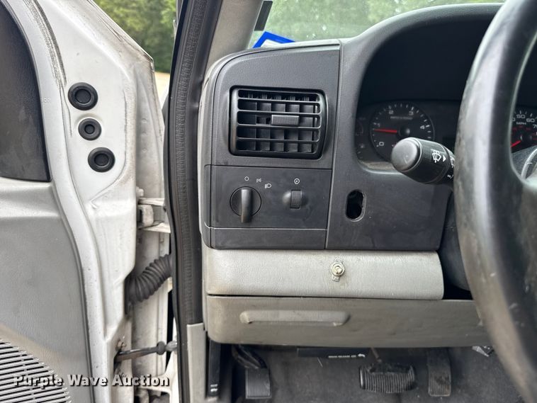 image for item ET6375 2005 Ford F450 Super Duty flatbed truck