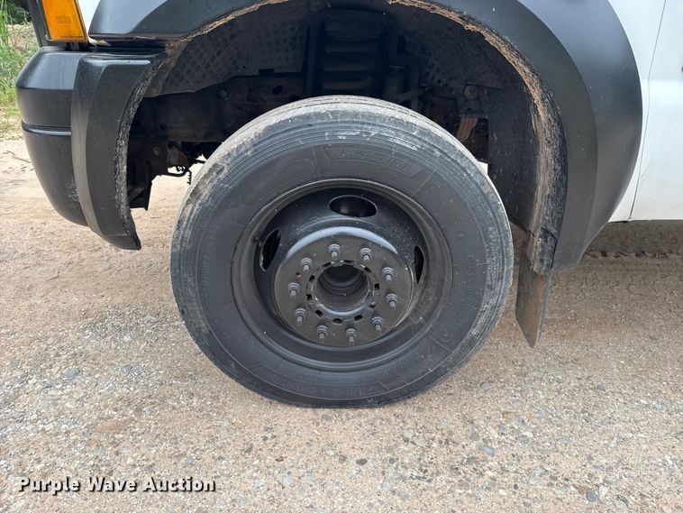 image for item ET6375 2005 Ford F450 Super Duty flatbed truck