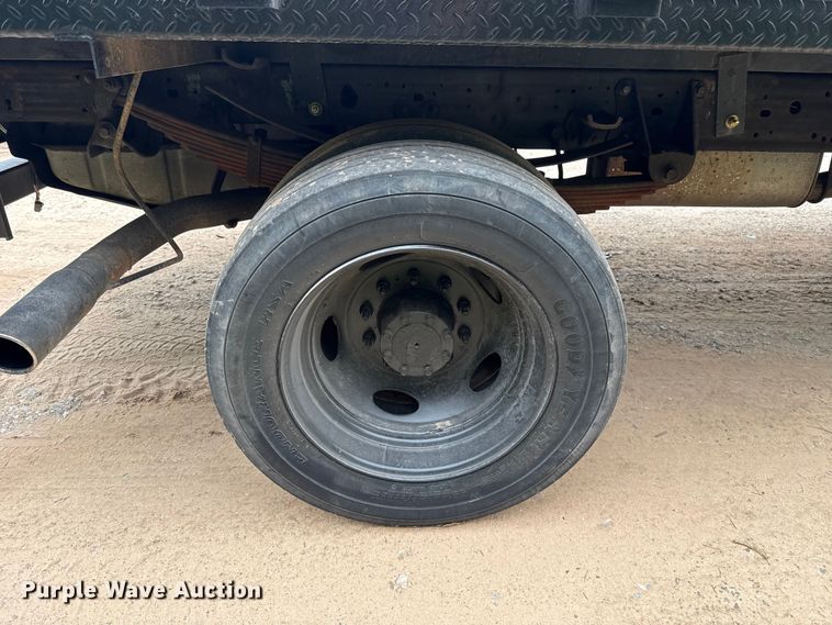image for item ET6375 2005 Ford F450 Super Duty flatbed truck