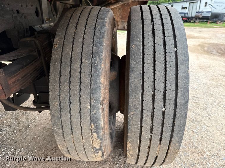 image for item ET6375 2005 Ford F450 Super Duty flatbed truck