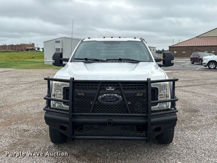 image for item ET6377 2017 Ford F550 Super Duty flatbed truck