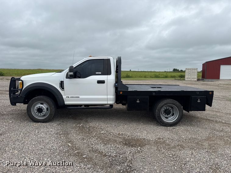 image for item ET6377 2017 Ford F550 Super Duty flatbed truck