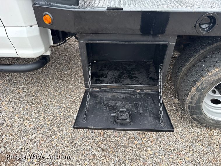 image for item ET6377 2017 Ford F550 Super Duty flatbed truck