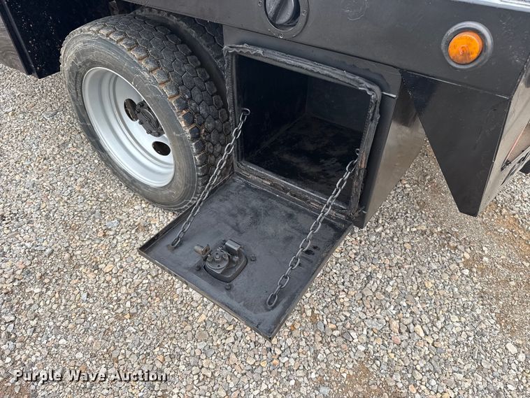 image for item ET6377 2017 Ford F550 Super Duty flatbed truck