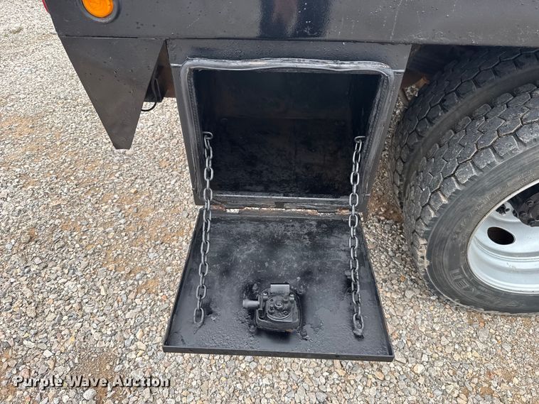 image for item ET6377 2017 Ford F550 Super Duty flatbed truck